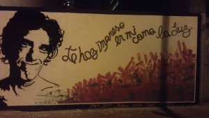 Así se ve el mural de noche en calle Chile.