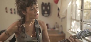 Sol Pereyra en un fotograma del videoclip Hilo de Sal.