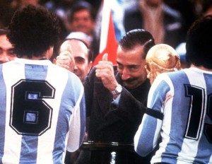 Videla entraga la Copa a los campeones del mundo