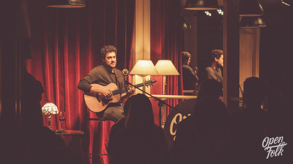 Santiago Alonso Presenta «El Salto»: Un Viaje de Reconstrucción y Música