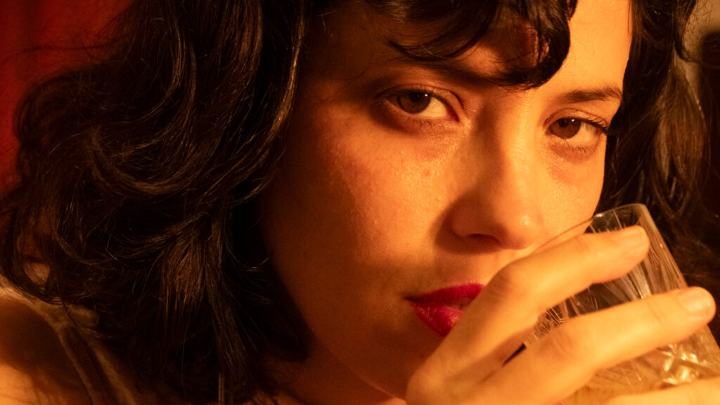 Lola Parda: cantar la tristeza, orquestar el derrumbe