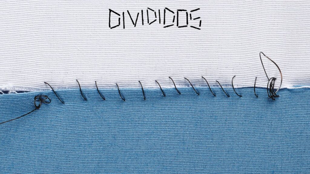 Divididos vuelve con un disco que sutura heridas y reafirma su esencia